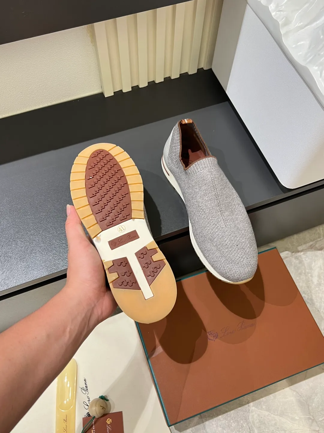 Men's Men's Shoes 💰p380 Loro Men's Shoes 💰piana/Noyo Piana 360 L Men's Shoes 💰p Flexy Walk Men's Sports Shoes These sports shoes are made of knitted wool uppers, and the heel is wrapped in smooth calf leather. Merino sheep are selected from Australia and New Zealand. The upper is machine-woven like a sweater, and then equipped with a white rubber outsole and a Kummel-colored sole. It is both beautiful and non-slip. The fabric is 100% cashmere and the insole is calf leather. It is super comfortable on the feet! Comes with full original packaging! Multiple colors available! Size: 38-44 (45 customized)